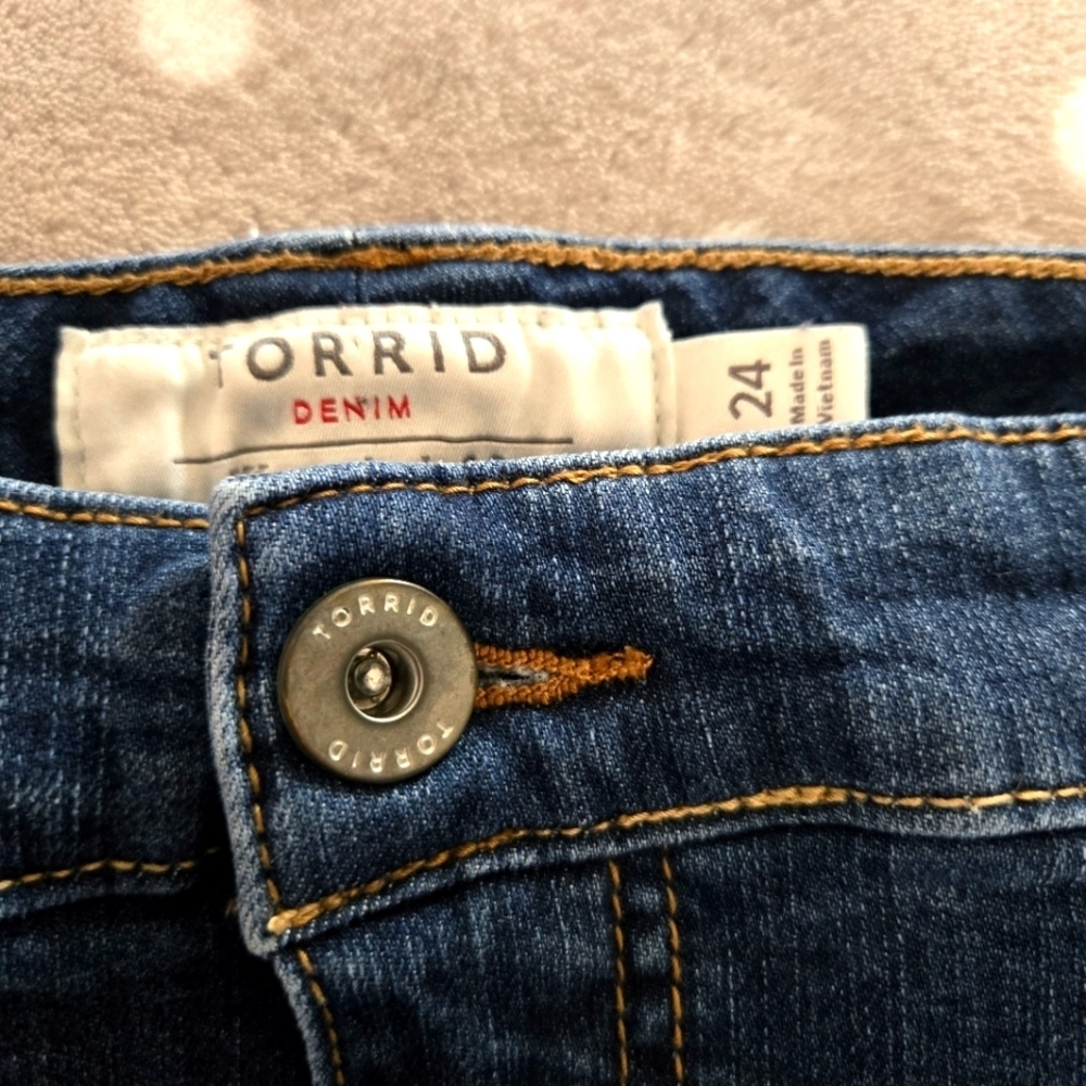 Torrid Blue Jean Shorts | Size 24 | Frayed Hem - Picture 6 of 14
